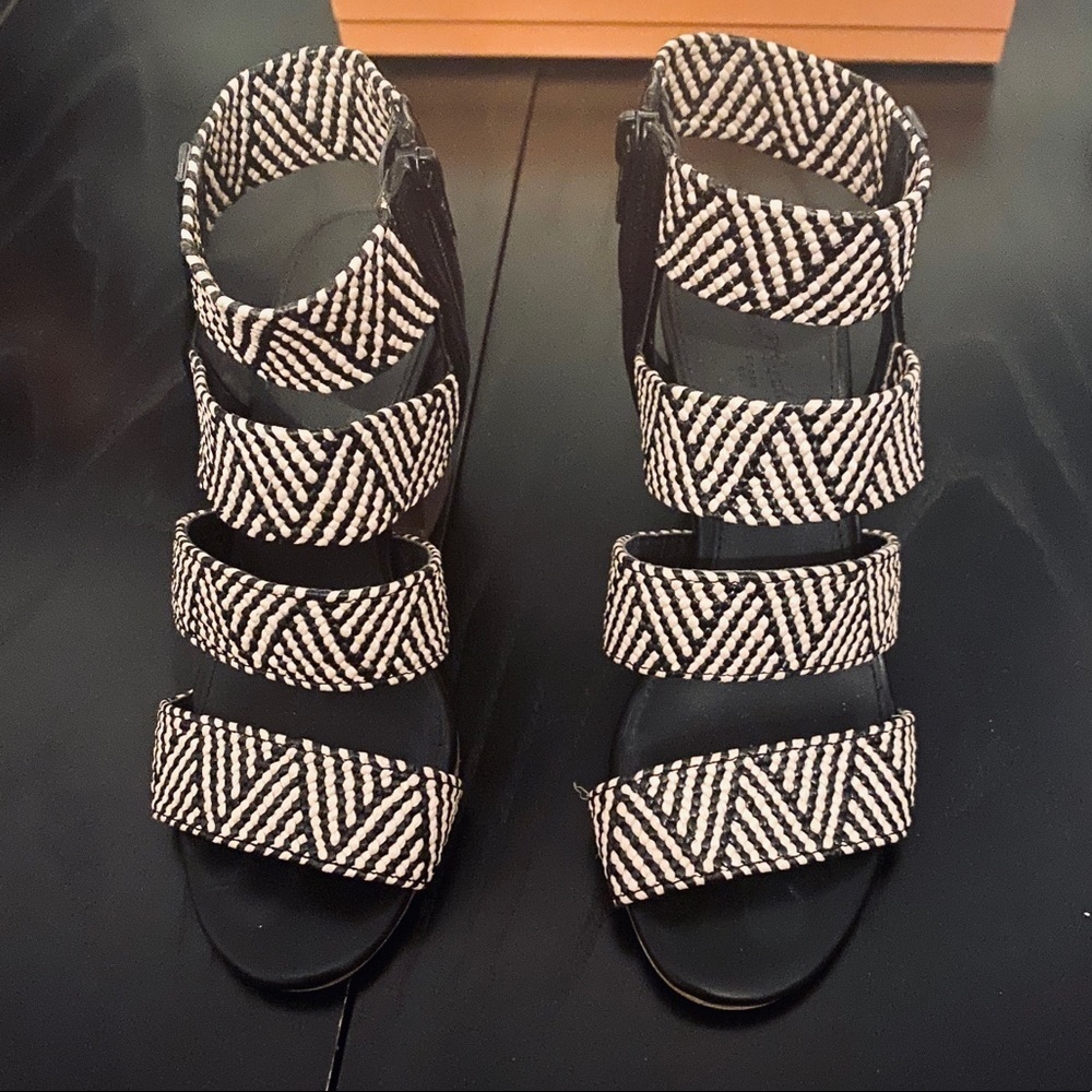 Universal Thread Elastic Strap Stacked Heel, 5.5 - image 1